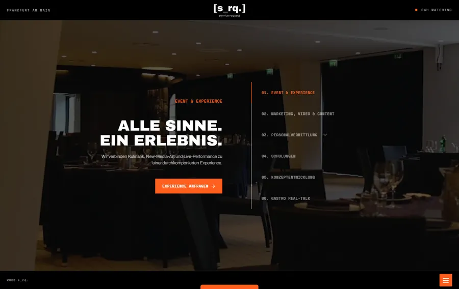 Startseite von s-rq.de am Rechner: abgedunkelter Gastraum, darüber die Überschrift „Alle Sinne. Ein Erlebnis.“, daneben eine nummerierte Liste der sechs Leistungen.