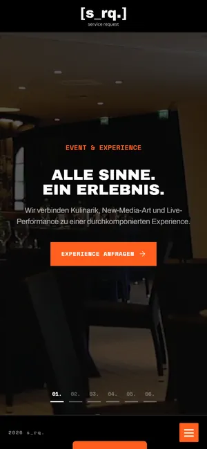 Dieselbe Seite auf dem Handy: Wortmarke oben, darunter Überschrift, Text und der Knopf „Experience anfragen“.