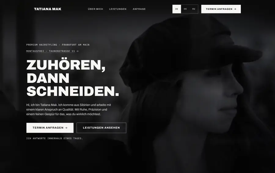 Startseite von tatianamak-hair.de am Rechner: Schwarzweißporträt von Tatiana Mak, daneben die Überschrift „Zuhören, dann schneiden.“ und der Knopf „Termin anfragen“.